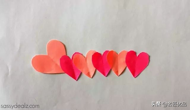 看别人剪新年剪纸很好看,怎么用剪刀来剪新年剪纸