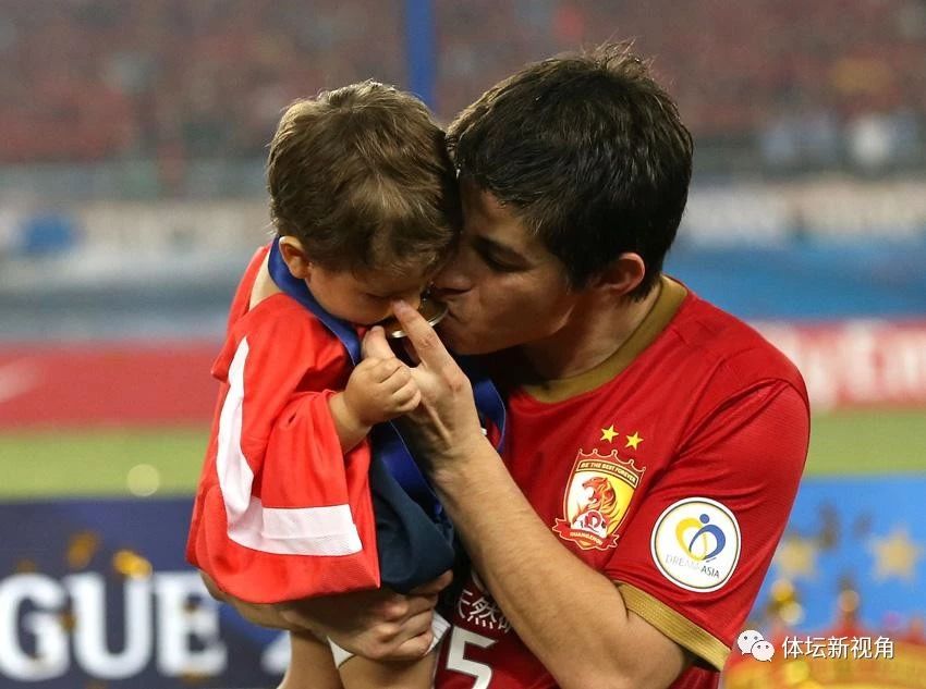 广州恒大vs上海上港赛后球迷庆祝,广州恒大致敬孔卡