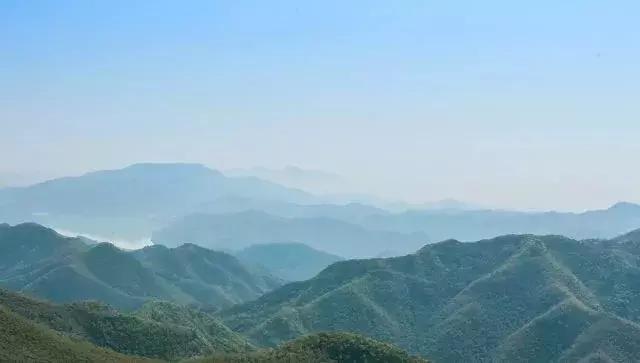 德清最高峰上的云端民宿，躺在离星空最近的床上