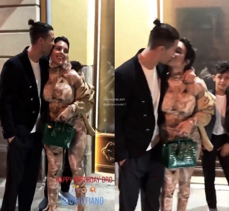 甜蜜不已！C罗深夜与女友街上拥吻庆祝，上一次也是街上拥吻