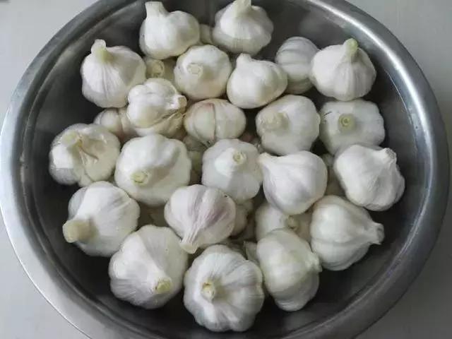 用了多年的腌糖蒜秘方，又脆又甜超好吃，方法简单，分享给大家