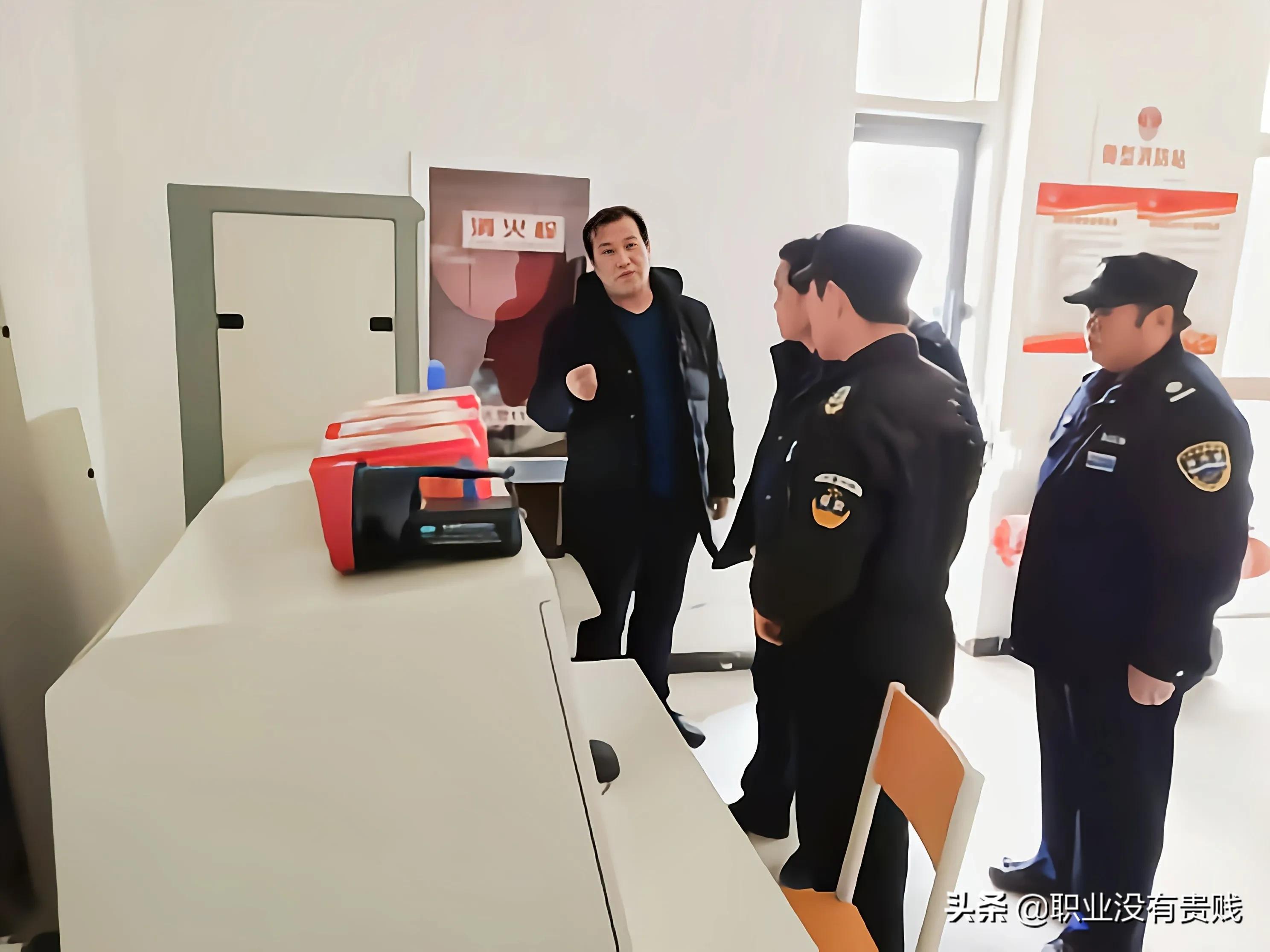 公司部门经理查岗，遇到狠角色睡岗，部门经理还敢罚款扣钱吗？