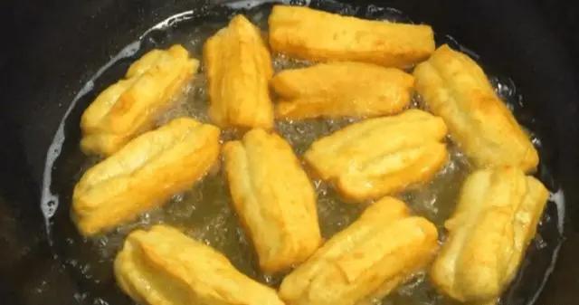 无矾酥脆油条的做法和配方超实用,油条做法蓬松酥脆不用醒面一晚上