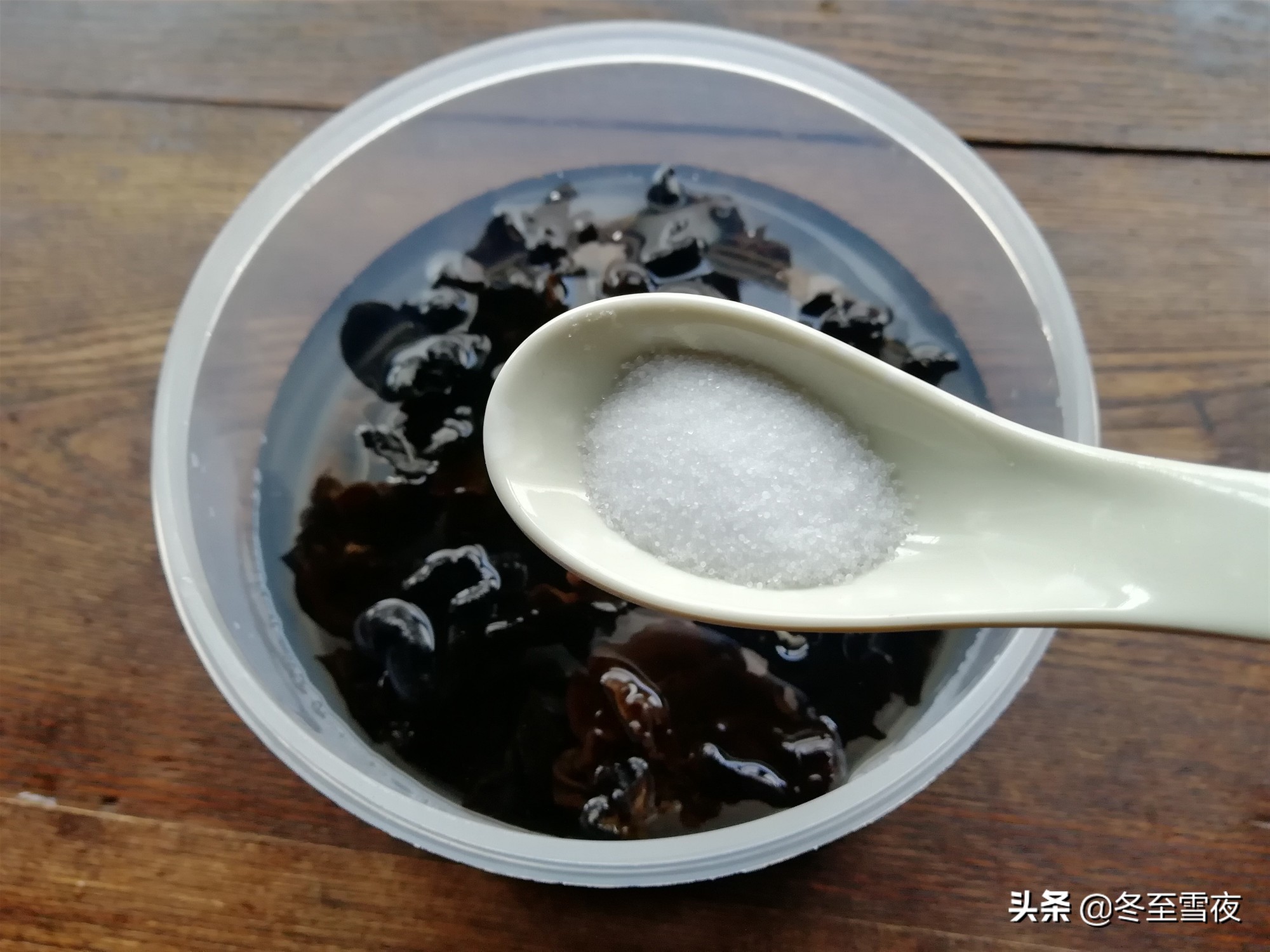 泡发干木耳用冷水还是热水,泡发干木耳用什么方法最好