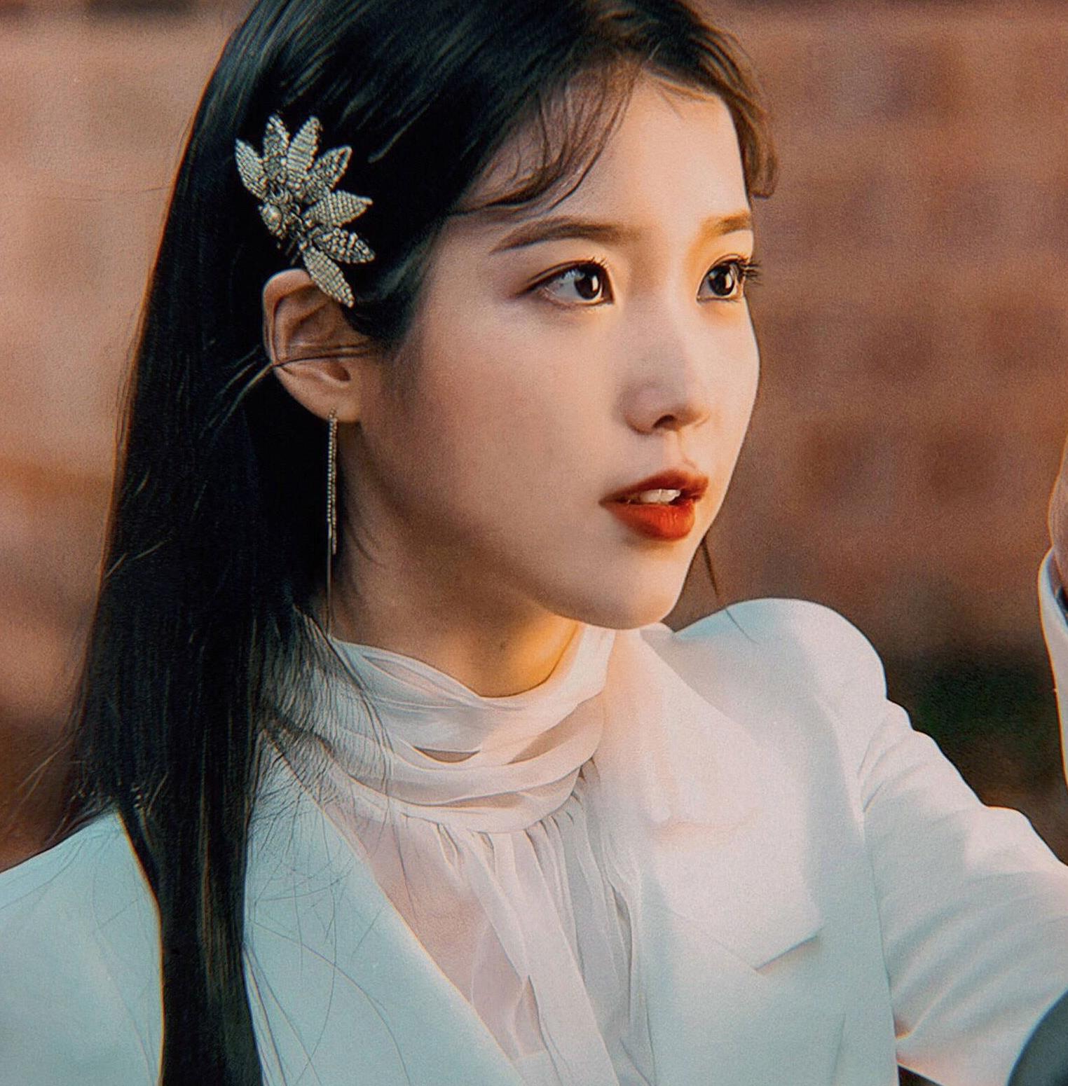 长着一张幼稚的脸，怎么驾驭“华丽感”？这两个细节告诉你真相