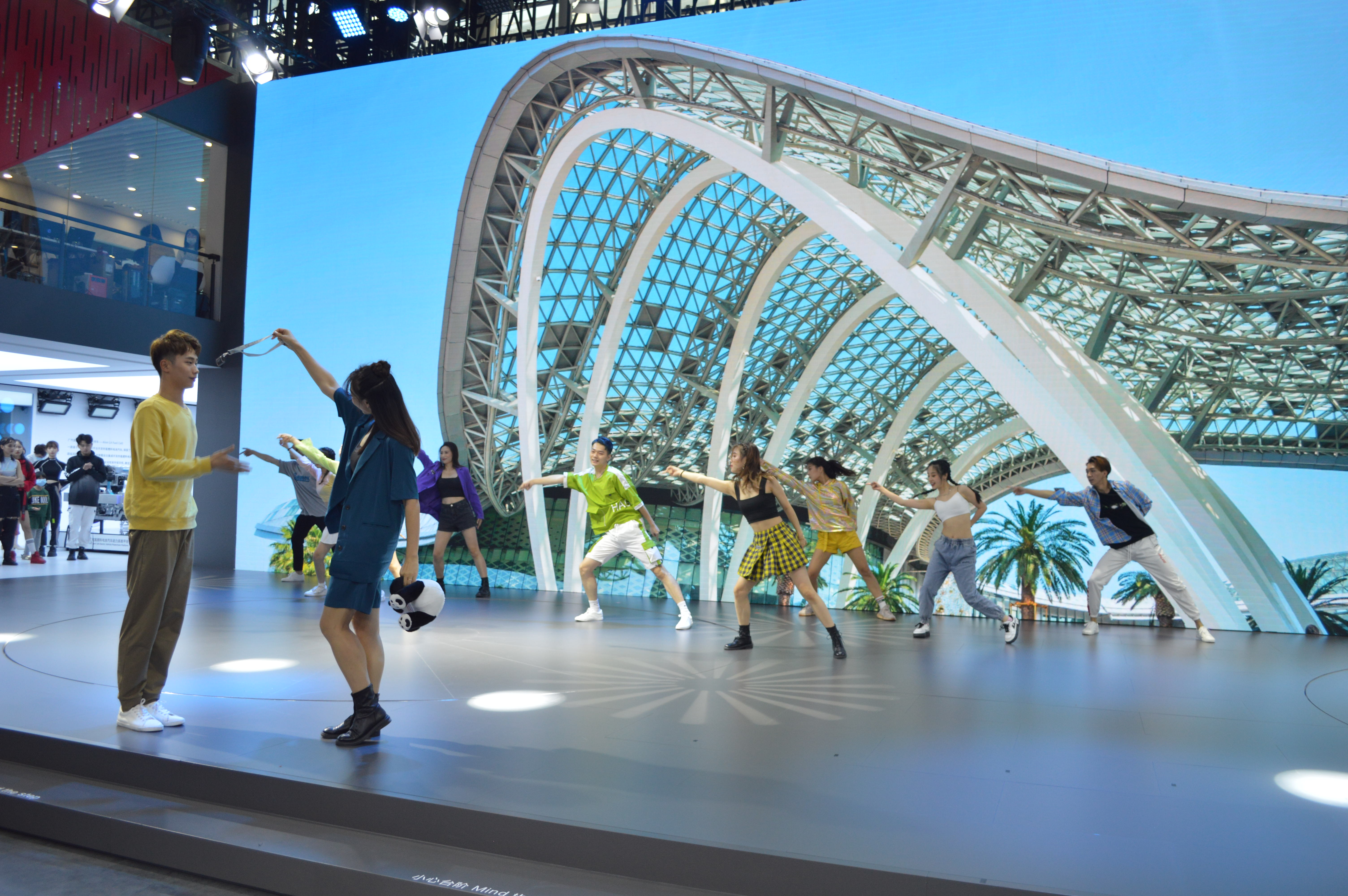 广州车展车模小姐姐,2019上海国际车展广汽传祺车模