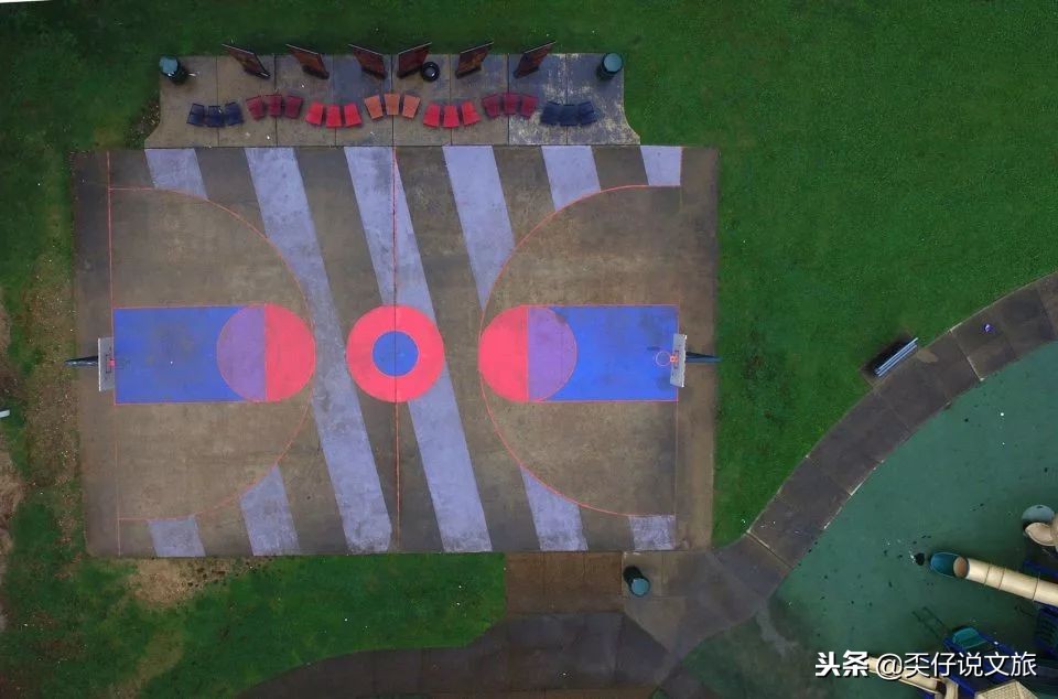 让人惊呆的篮球比赛,篮球场和足球场冲突对比