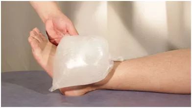 打羽毛球扭伤怎么处理,打羽毛球踝关节疼痛