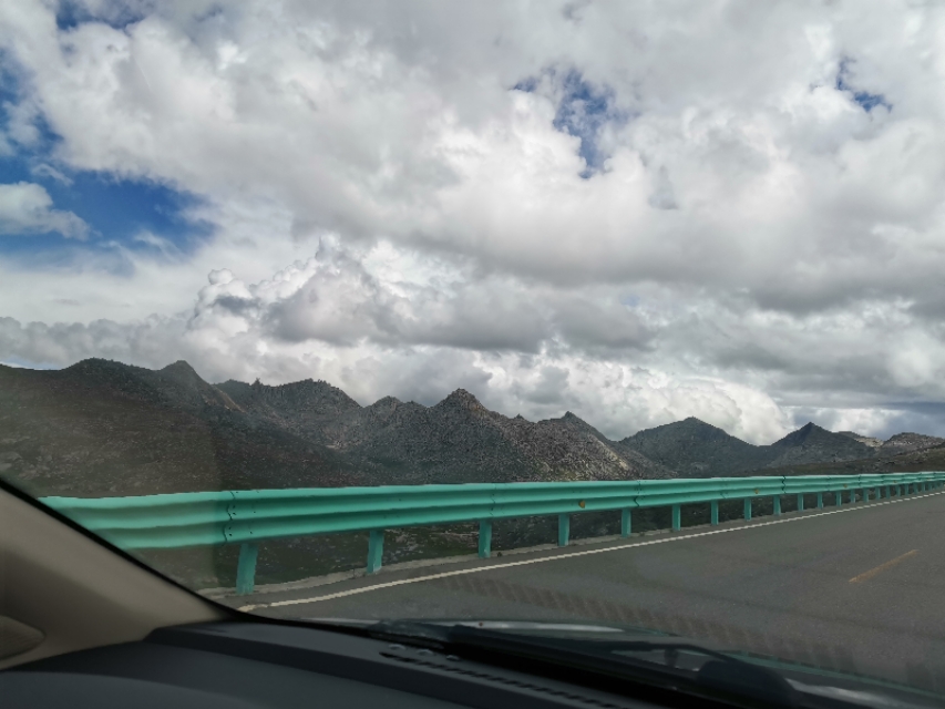 雅江到稻城香格里拉镇多少公里,理塘到稻城香格里拉镇