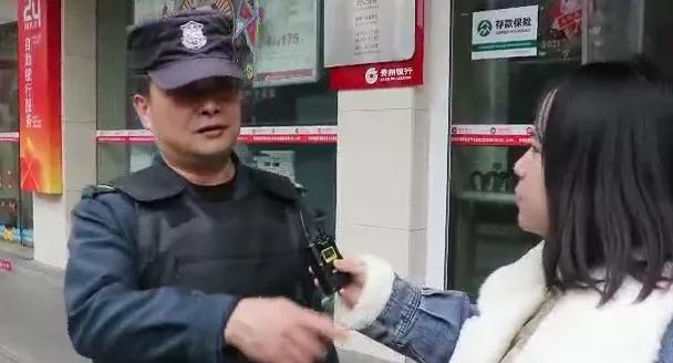 惊险男孩奔跑过马路险酿成事故,毕节男孩过马路突然奔跑被撞