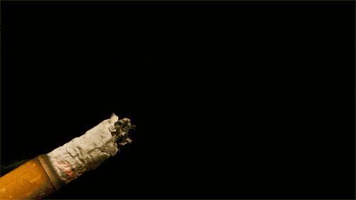 女人吸烟也是对自己的一种保护,都说女生抽烟不好