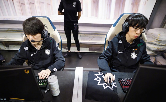 爱萝莉对战曼多拉,爱萝莉和aj举edg大旗