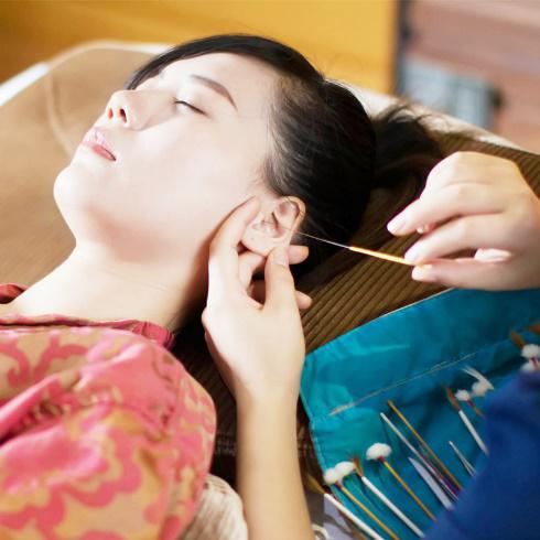 耳科医生掏耳屎的过程,医生掏耳屎负压吸引术