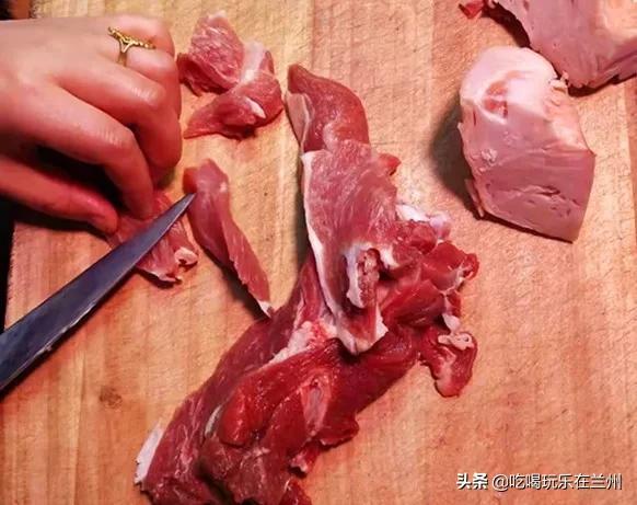 南关夜市这家烤肉，老板12岁出门打拼，烤肉就做了20多年