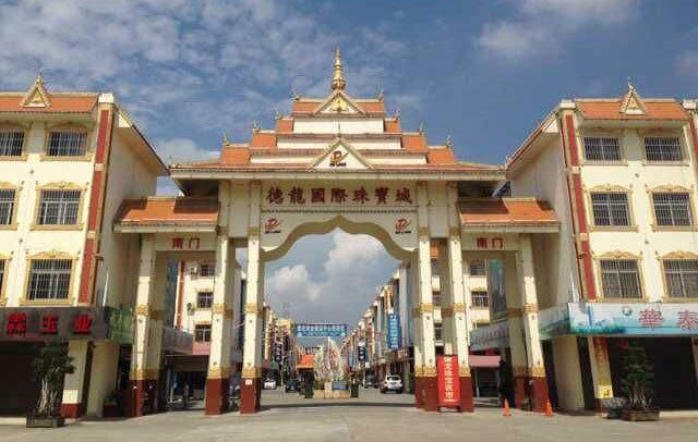 瑞丽翡翠市场赌石切石头多少钱,瑞丽翡翠赌石