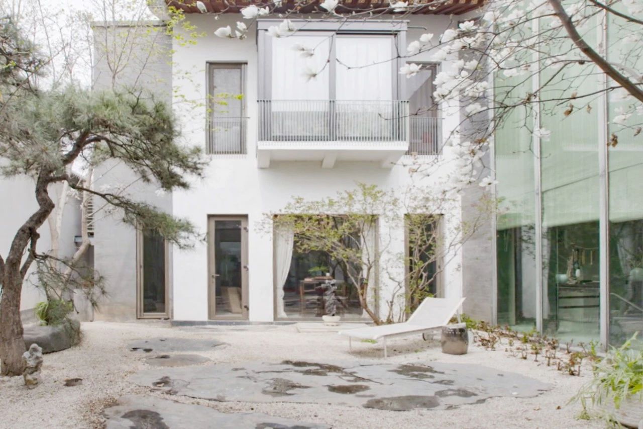 她买下别人挑剩的渣户型，花10年任性改造，浴缸像床那么大