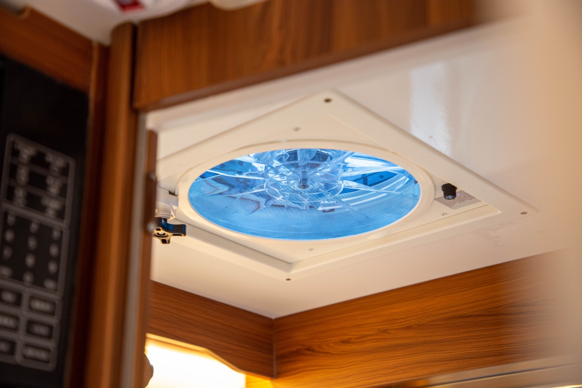 华云途骏t型房车露营,华云途骏双扩展房车配置