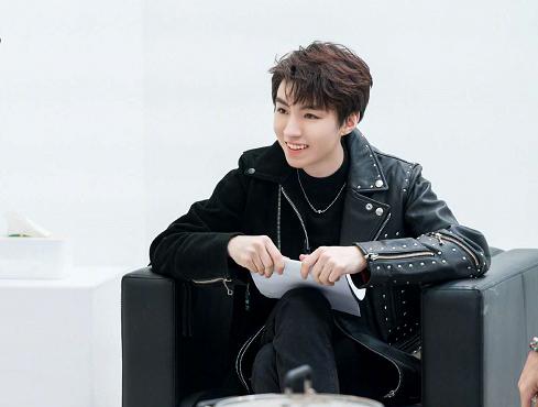 王俊凯穿皮衣,王俊凯铆钉皮衣造型恰好是少年