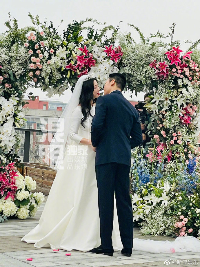 朱珠穿婚纱美出新高,朱珠年轻时样子