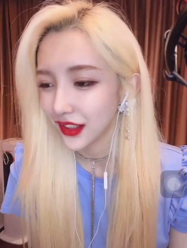 艾比自曝变性前，交往过的对象都是男生，从小皮肤白还不长腿毛