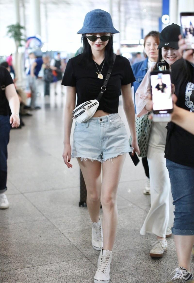 斜挎包包时髦且减龄,真正的时尚包包