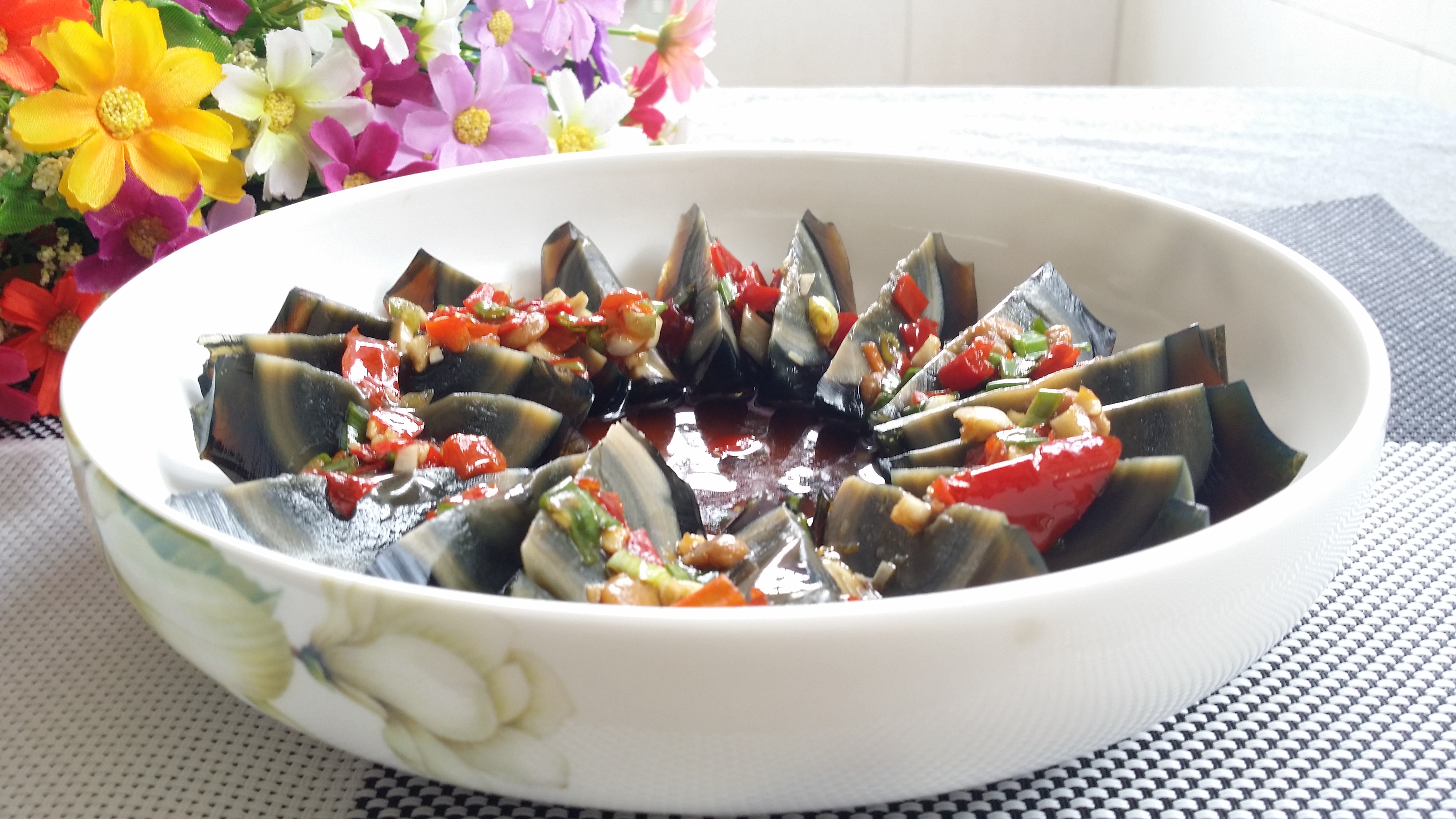 皮蛋有点呛凉拌做法,家常皮蛋怎么凉拌去味