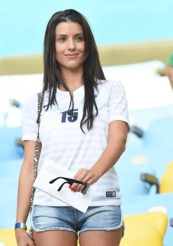 他是阿森纳著名厂花，老婆美若天仙还倒追