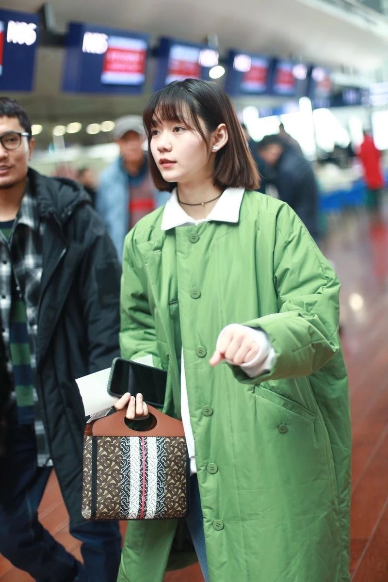 段奥娟蓝色羽绒服,段奥娟蓝色衣服