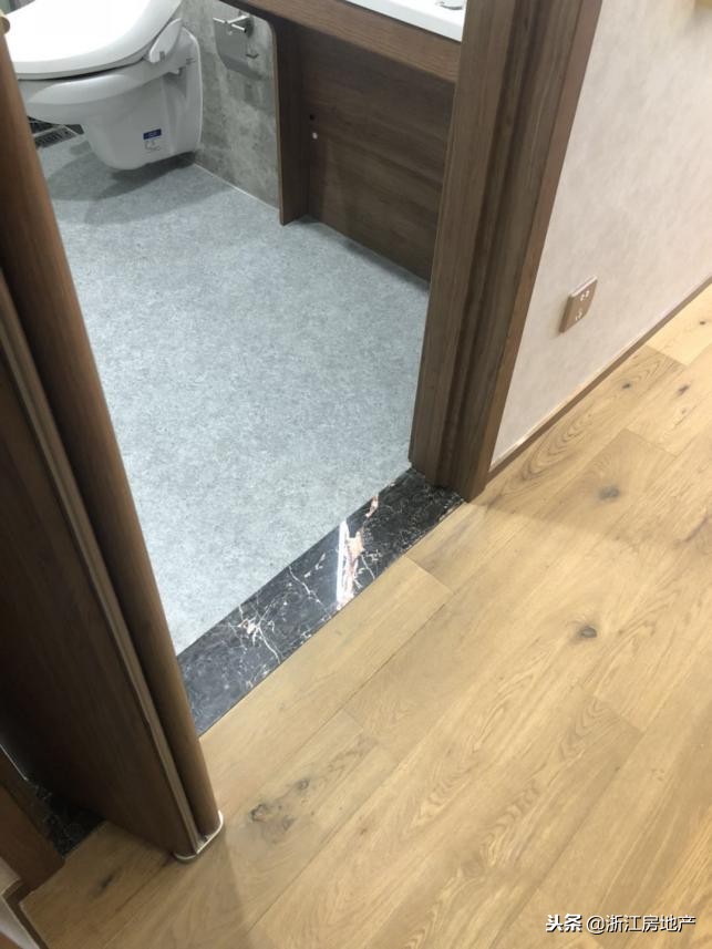 广宇东港空间loft出售,带阳台loft公寓样板间