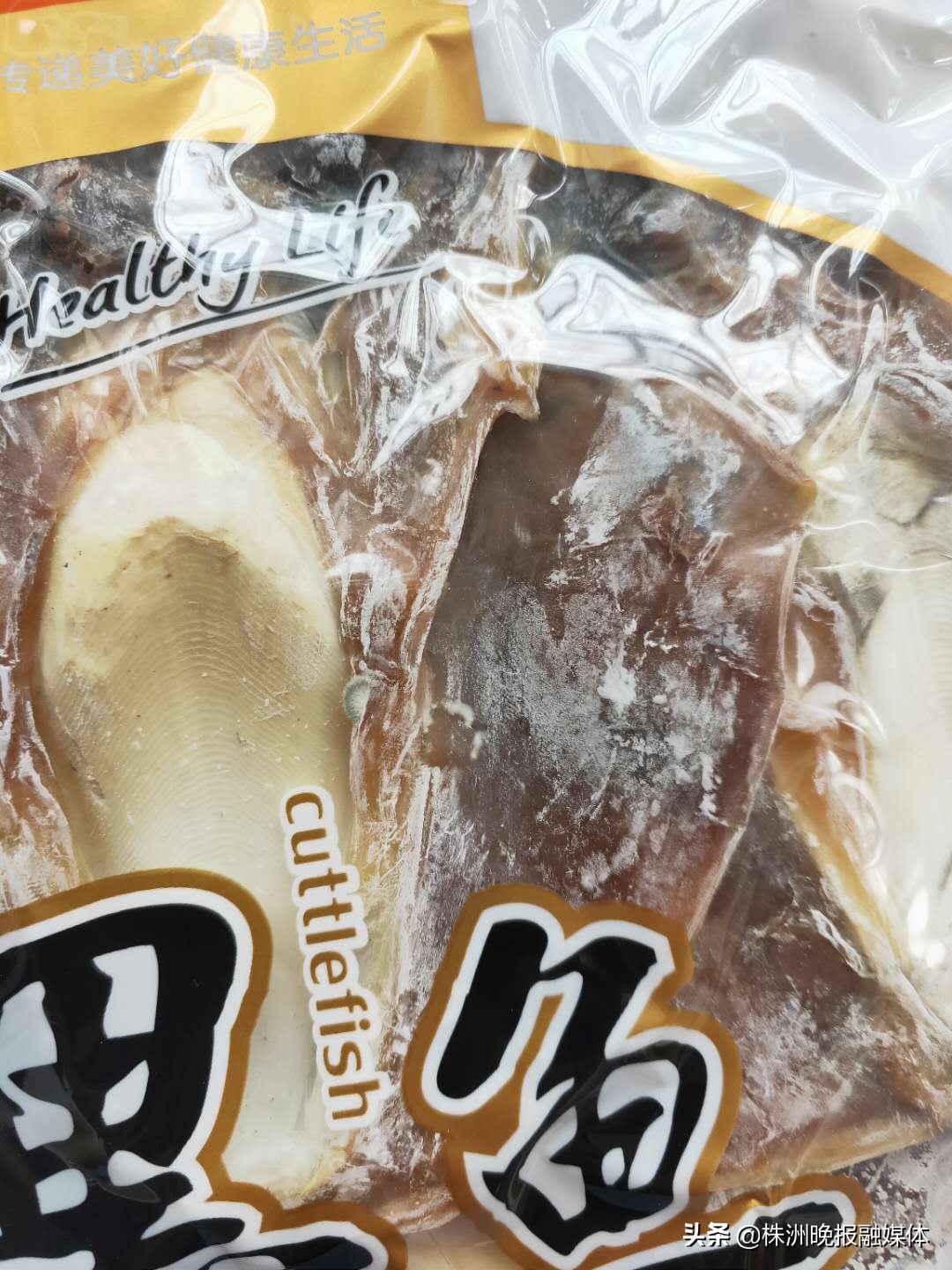 株洲女士：在“大润发”买的墨鱼干竟有霉斑