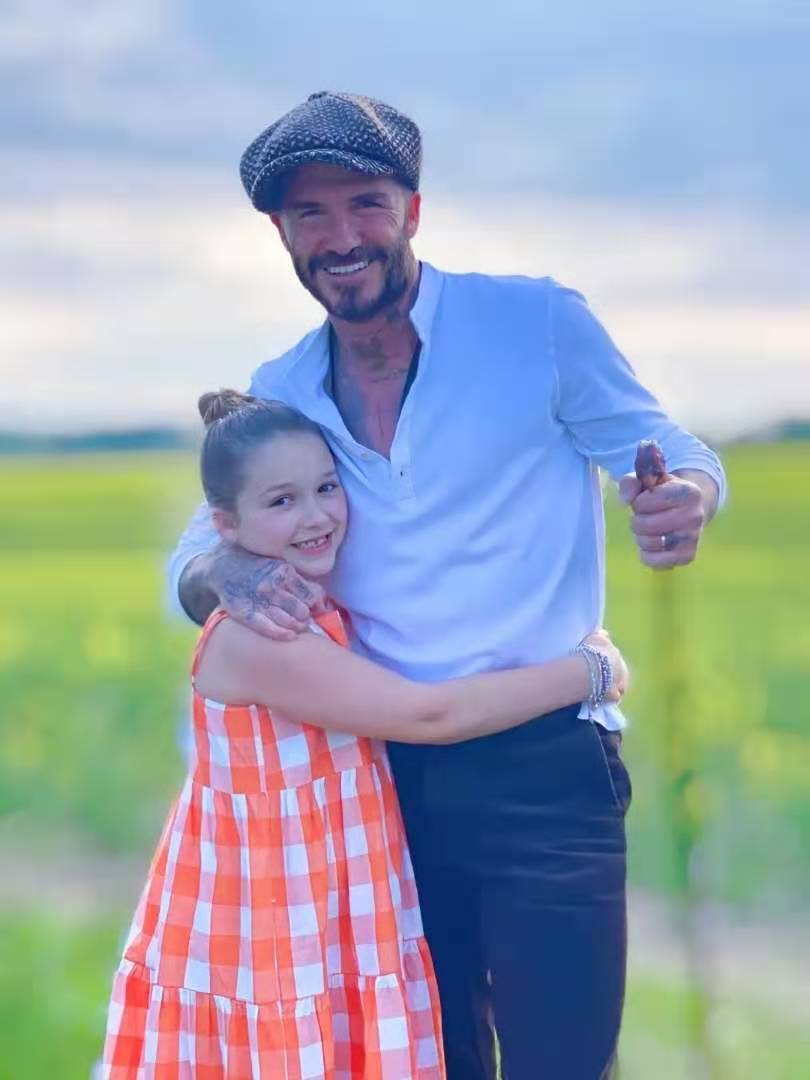 维多利亚晒小七近照！穿背心裙露出小粗腿，扎麻花辫回眸一笑太甜