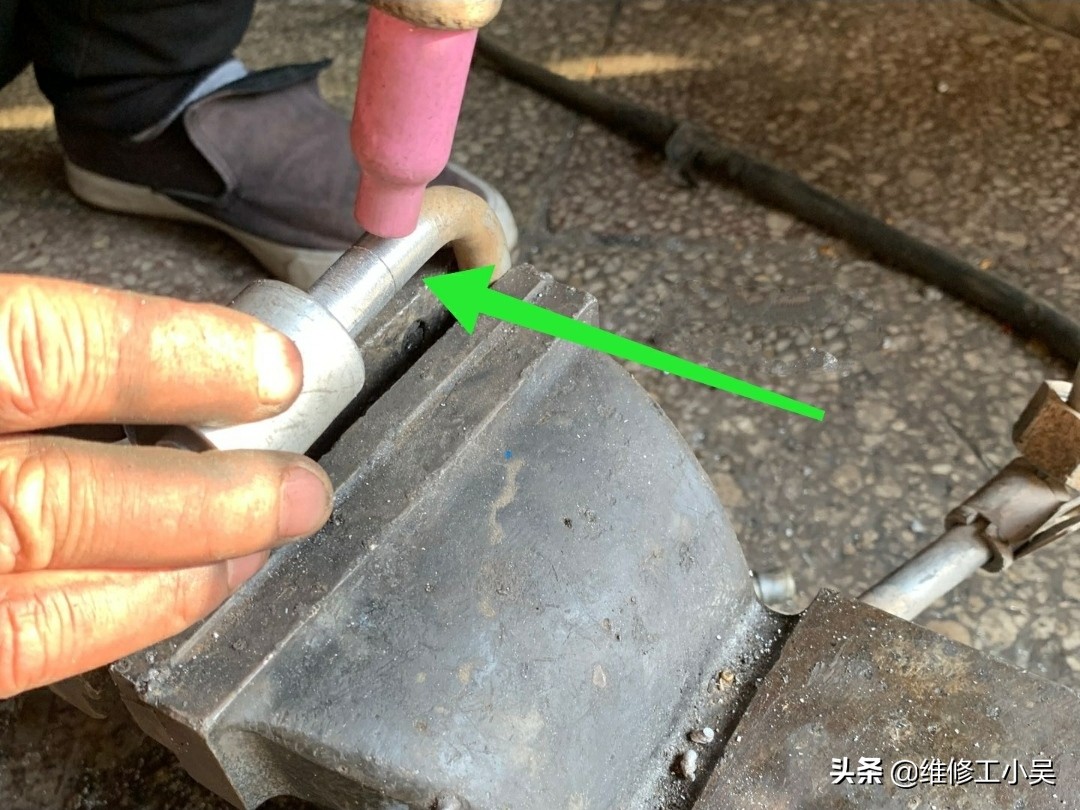 空调修理师傅泄漏氟利昂,汽车空调管道漏氟维修多少钱