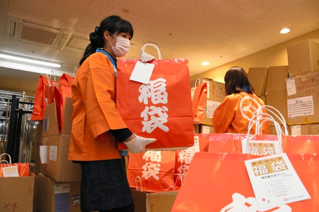 疫情肆虐日本开年不顺,传统福袋停售,6千人彻夜排队场面消失