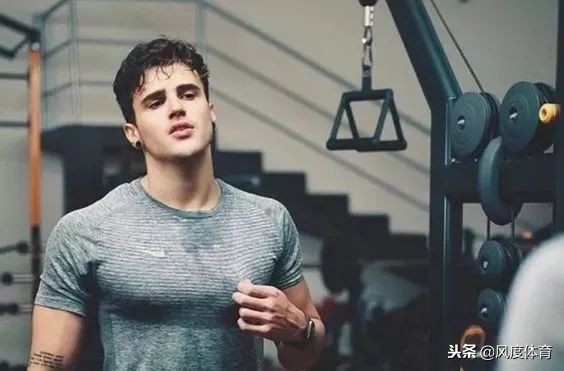 健身肌肉男穿衣搭配图片,肌肉男在健身穿衣搭配