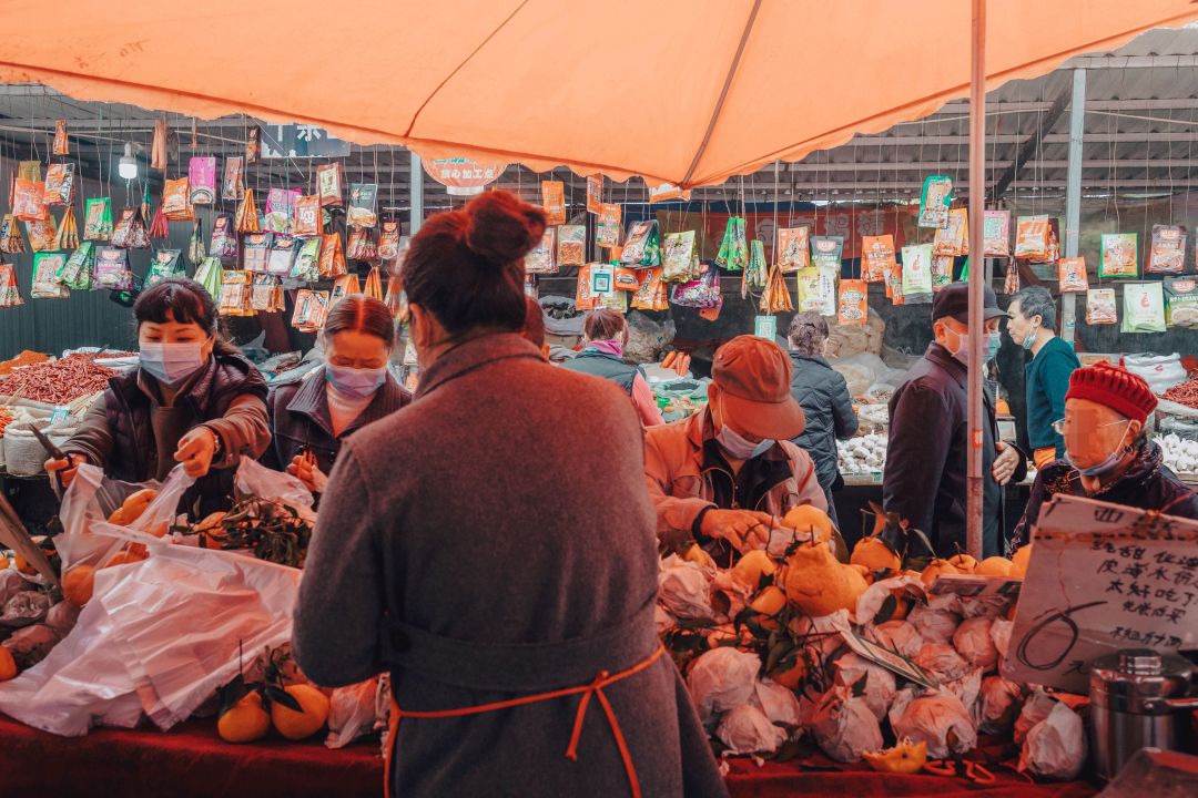 沙河边的野生菜市，是成都嬢嬢的狂欢现场