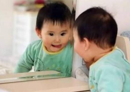 宝宝的行为吓坏人,宝宝的这些举动太不可思议了