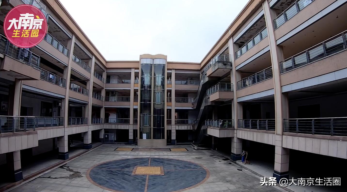 南京南站CBD旁的大型购物中心，商家纷纷撤离，如今却住满了人