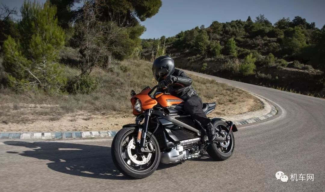 哈雷很拉风,哈雷摩托车真拉风视频