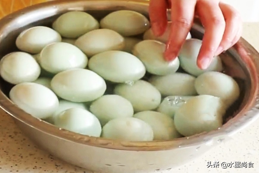 端午咸鸭蛋腌制方法,腌咸鸭蛋老方子方法简单一看就会