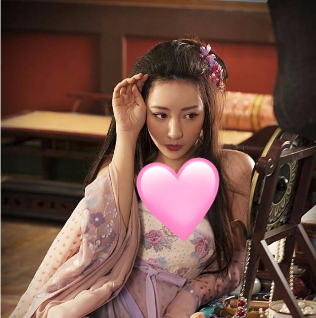 她被嘲“靠胸上位”，遭*戏调***辱侮**反道歉，受尽委屈却称很自豪