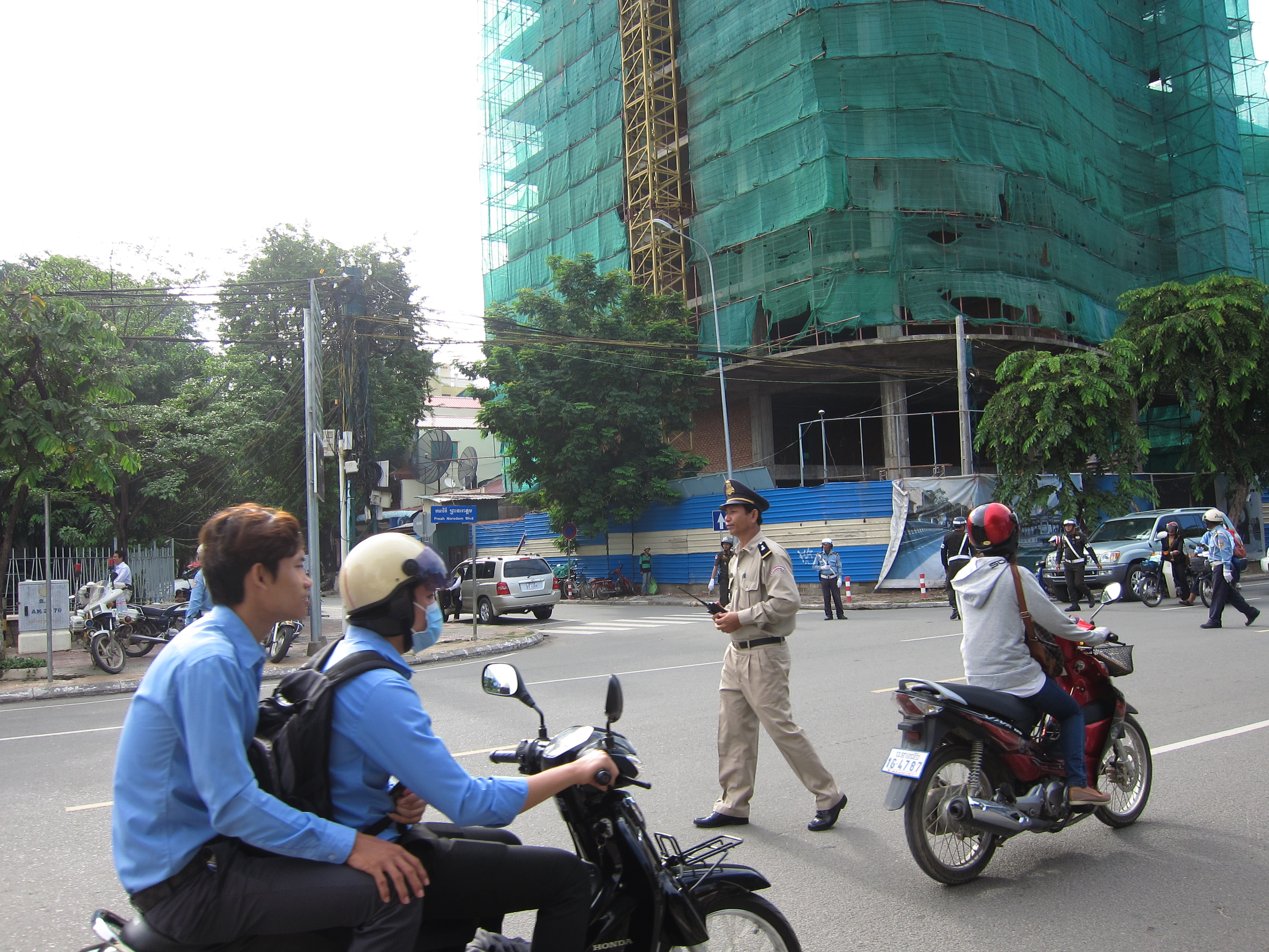 中国小伙在柬埔寨的视频,骑行去柬埔寨的小伙