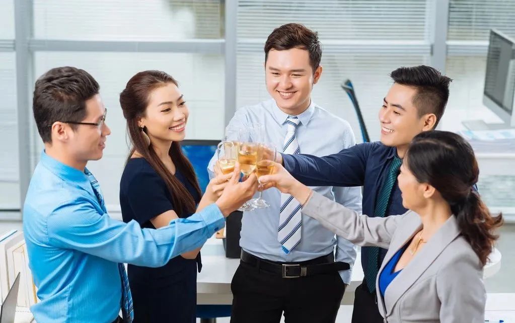 别人给你发烟自己不会抽怎么说,别人发烟不抽怎么拒绝高情商