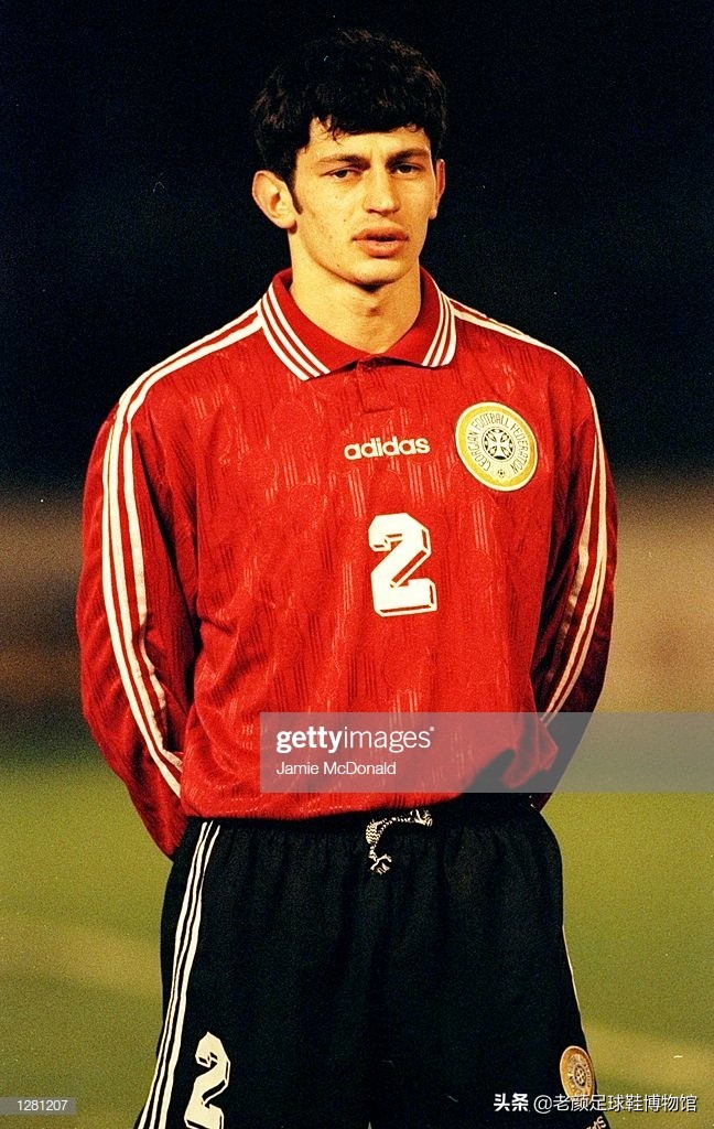 1600万欧的米兰左后卫，被伊布弄的身败名裂，退役半年当选副总理