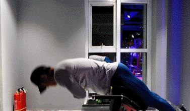 竖脊肌锻炼山羊挺身动作图解,练背前山羊挺身