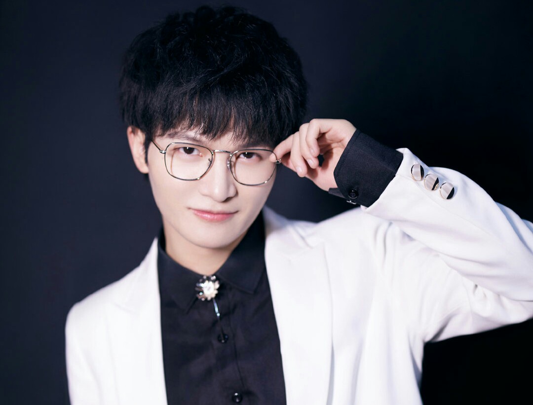 布丁凡尔赛式追星:一直喜欢宝藏男孩周深,他的天籁之音深得我心