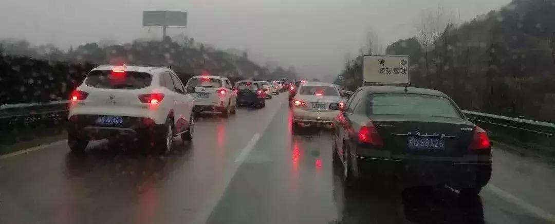 返程高速车流,返程大军挤爆沪渝高速