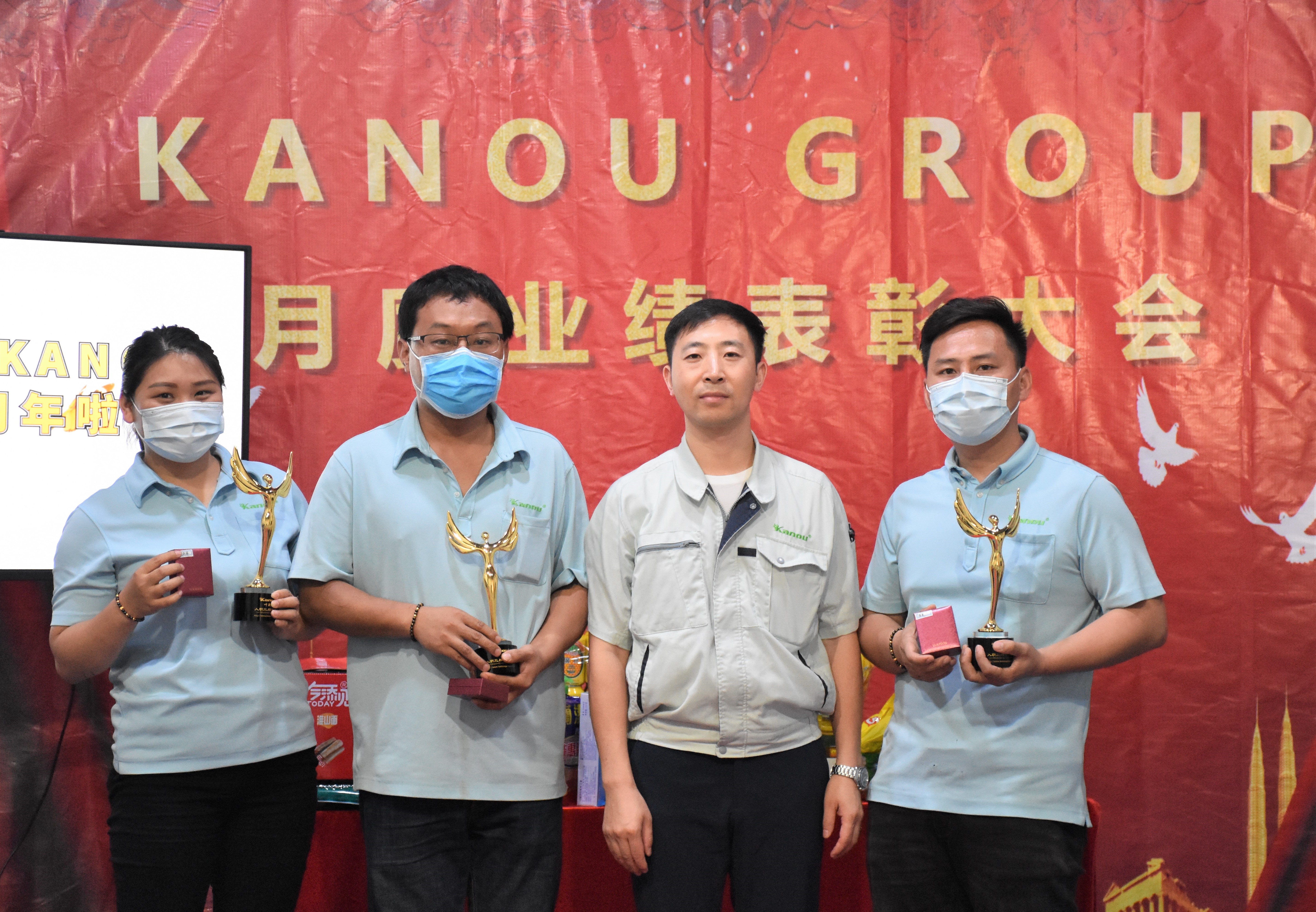 年终表彰大会总结发言稿,年终总结暨员工表彰大会议程