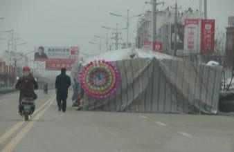 开车遇到丧葬车队怎么做,私家车当送丧车队有什么禁忌