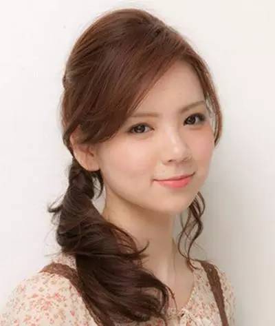 今年流行的侧编发,减龄全编发型