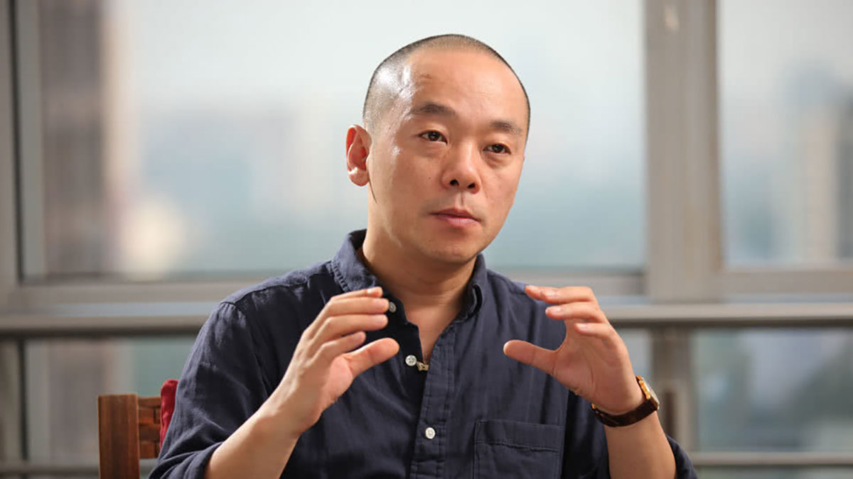 苹果iPhone卖不动了，自动对焦的隐形眼镜来了